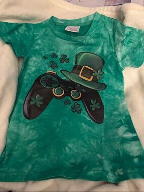 Unisex Kids Green Tie-Dye Gamer Tee with St.‎ Patrick's Hat